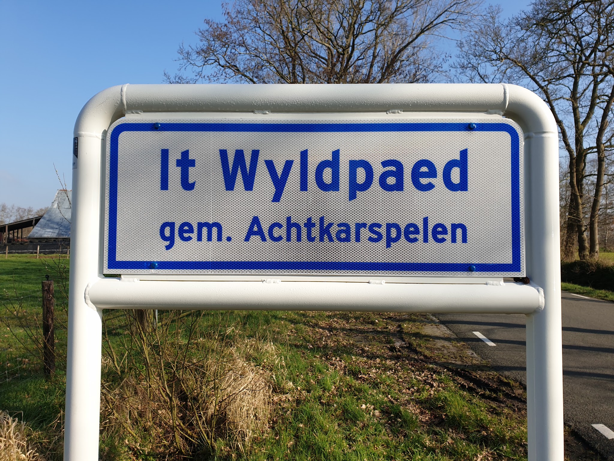 Het blauw-witte plaatsnaambord It Wyldpaed, gem. Achtkarspelen