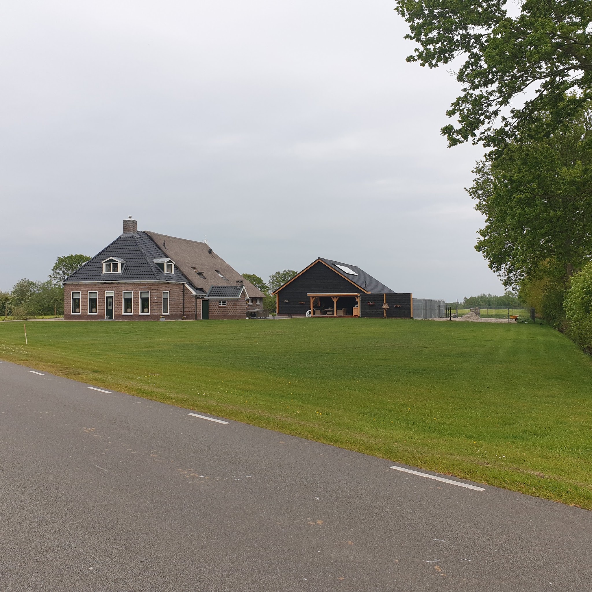 Boerderij en schuur aan de Wyldpaed, gezien vanaf de weg